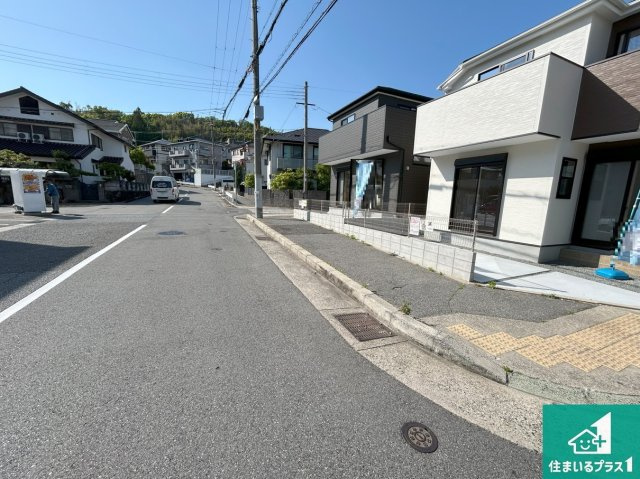神戸市西区北別府　第10期　新築一戸建ての前面道路含む現地写真|周辺は閑静な住宅街！前面道路広々で車の出し入れも便利です。駐車が苦手な方でも安心して車庫入れできます！