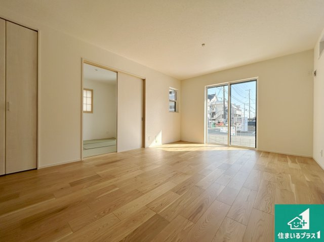 神戸市西区北別府　第10期　新築一戸建ての居間・リビング|日当たり良好の明るいリビングで朝の目覚めもスッキリできそう！対面キッチンでご家族のコミュニケーションも自然と増える設計！小さなお子様が遊ぶスペースを作っても広々とくつろげるLDK！