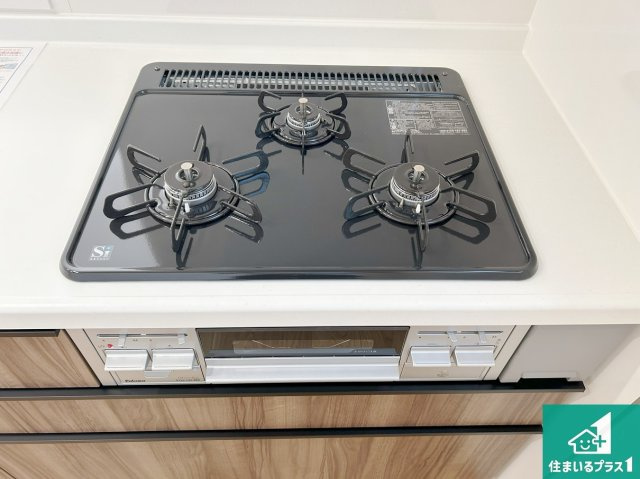 神戸市西区北別府　第10期　新築一戸建ての設備|ダブル高火力Ｓｉセンサー付きコンロ！３口あるので、まとめて料理をする時も大活躍！