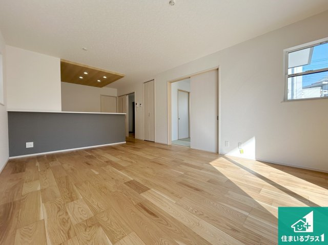 神戸市西区北別府　第10期　新築一戸建ての居間・リビング|子供を見守りながらお料理が出来るため家族のコミュニケーションか増えます♪スペースが広く確保されている為お子様が大きくなったときは一緒に料理を楽しめます♪