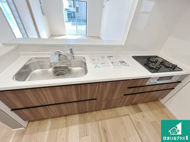 神戸市西区北別府　第10期　新築一戸建てのキッチン|リビングと統一感があり、使い勝手のいいキッチン。広々としているので、二人並んで作業が出来ちゃいます。お子様と一緒に色々なお料理に挑戦できるスペースがあります。