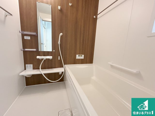 神戸市西区北別府　第10期　新築一戸建ての浴室|足をゆったり伸ばして寛げる浴槽です。窓が設けられていますので差し込む光が明るく穏やかな雰囲気にしてくれます♪浴室乾燥機も設置しているので、雨の日の洗濯物も安心です♪