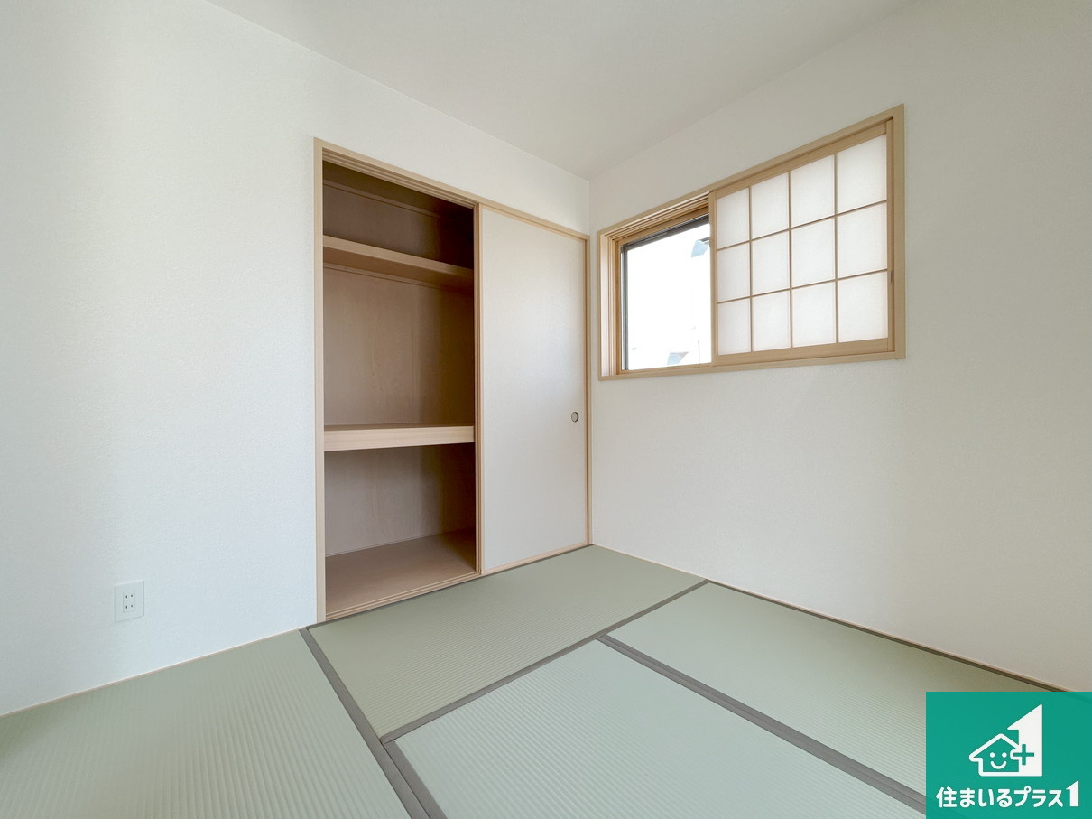 神戸市西区北別府　第10期　新築一戸建ての和室|寝室は心地よい眠りについてもらいたくて、シンプルかつ開放的な空間な設計にしています！大きな窓から差し込む日が心地いいです♪