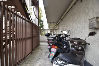 【駐車場】 | バイク置き場。空き区画の有無や駐輪料金、サイズおよび排気量規定などについては、改めてお問い合わせください。～即日のご見学可能～　お問合せはお気軽にどうぞ。