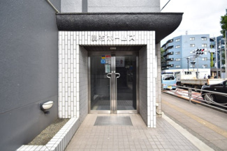 【エントランス】 | お客様を、そして住人を出迎えてくれるマンションのエントランス。ゴミが落ちていないことからも、管理状態の良さや住民の節度の高さが見て取れます。～即日のご見学可能～　お問合せはお気軽にどうぞ。

