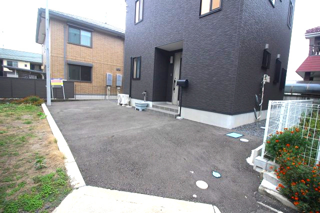 下野市駅東4丁目の駐車場|建物前にゆとりある駐車スペースを確保。車の出入りがしやすく、来客時にも安心です。外水栓付きで洗車やお庭の水やりにも便利ですよ。