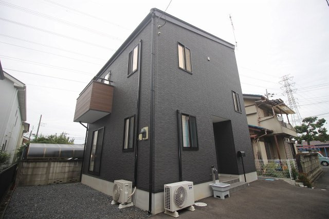 下野市駅東4丁目の外観|ダークトーンの外壁に木目調バルコニーが映えるおしゃれな外観。シンプルながら洗練された印象で、どんな街並みにも馴染みます。南側の窓も多く、採光にも優れた設計です。