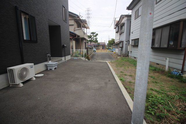 下野市駅東4丁目の駐車場|奥行きのある敷地で、車の転回もスムーズ！舗装済みなので雨の日でも足元が汚れにくく、普段使いしやすい駐車スペースです。