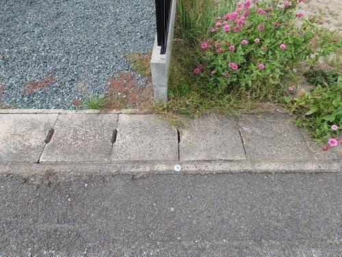■□大篠津町売土地□■のその他|左隣敷地内境界ブロックです。