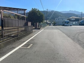 売土地の前面道路含む現地写真