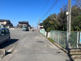 売土地の前面道路含む現地写真