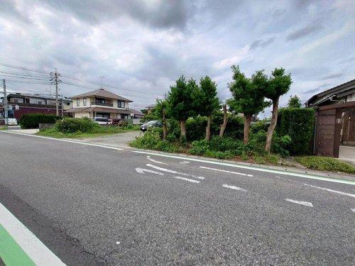 ■□大篠津町売土地□■の前面道路含む現地写真|右隣側には植木がございます。