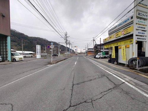 ■□■伯耆町溝口売土地（上物あり）■□■の前面道路含む現地写真|幅員4ｍある全面道路になります。