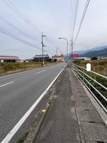 売土地の前面道路含む現地写真