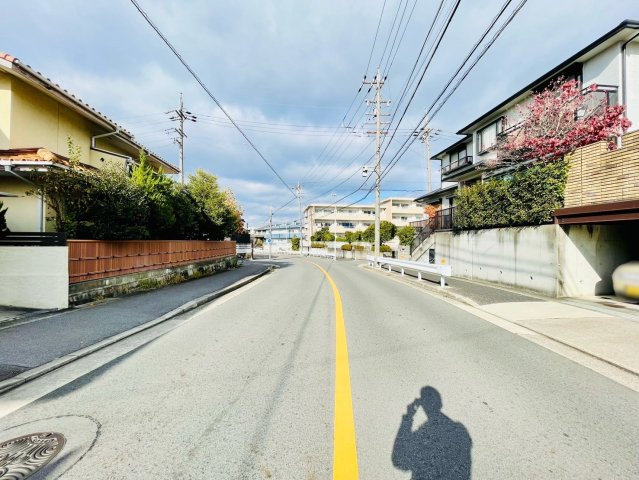 名東区貴船二丁目土地の前面道路含む現地写真|前面道路(南東から北西)