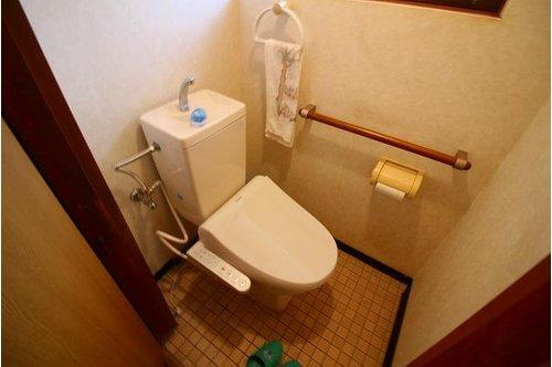 ■□和田町中古戸建□■のトイレ|手摺もついて安心ですね♪