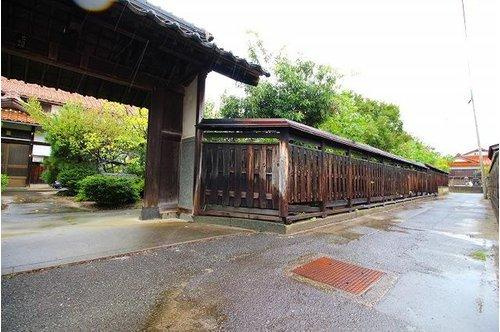 ■□和田町中古戸建□■の玄関|和風木板に囲まれている純和風住宅♪