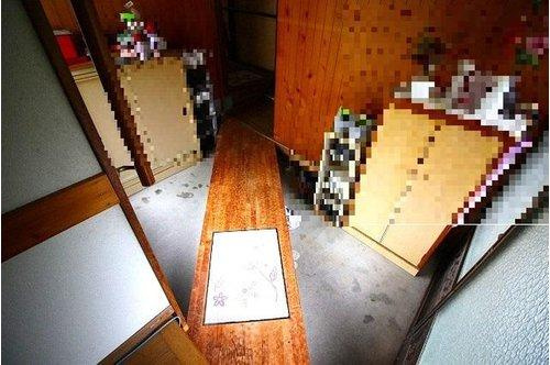 ■□和田町中古戸建□■のその他|離れに続く玄関。
土間の真ん中に通路なんて洒落てますね。