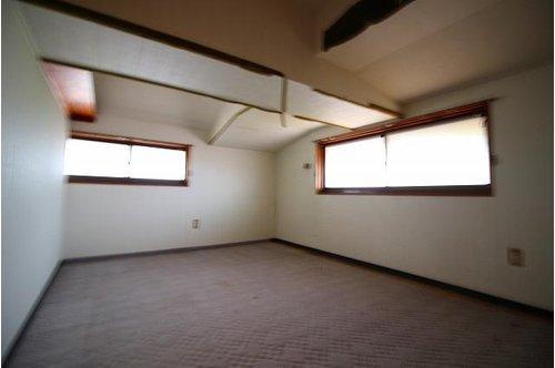 ■□和田町中古戸建□■の内装|とても広々した洋室。