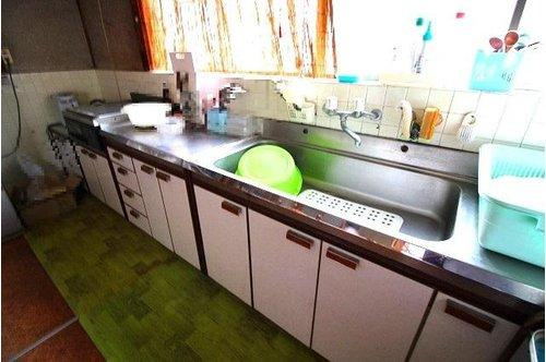 ■□和田町中古戸建□■のキッチン|とても幅が広く使いやすいキッチンです♪水水槽部分も広く主婦に嬉しいキッチンです！
