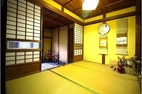 ■□和田町中古戸建□■の内装|玄関すぐの和室ホール。ちょっとした畳のお部屋がかわいいですね。