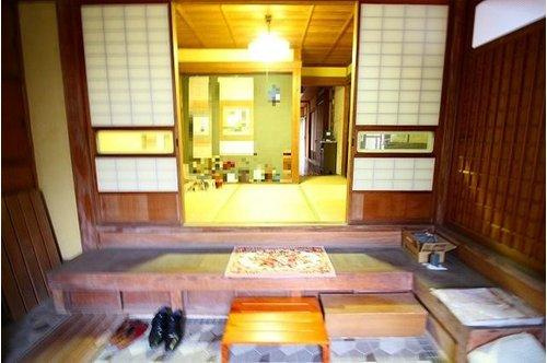 ■□和田町中古戸建□■の玄関|ゆとりのある玄関なので来客時応対も困りません！お客様を呼びたくなるような玄関になります。