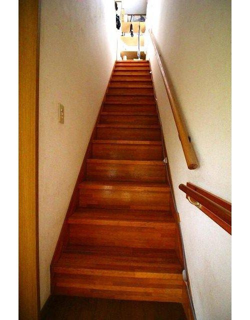 ■□和田町中古戸建□■の内装|ゆったり廊下に緩やかな階段です。