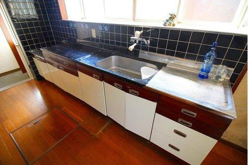 ■□■旗ヶ崎7丁目中古戸建■□■のキッチン|ガスコンロ設置タイプのキッチンになります。自分好みのシステムキッチンを導入など夢が広がります♪