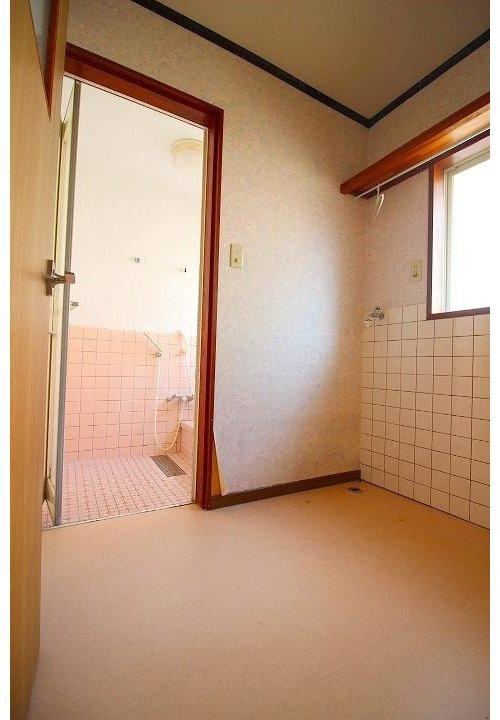 ■□■旗ヶ崎7丁目中古戸建■□■の洗面所|約1.5帖分の洗面脱衣室になります。