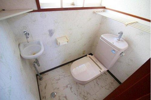 ■□■旗ヶ崎7丁目中古戸建■□■のトイレ|洋式トイレになります。便座のみリフォームで新調することも可能です。