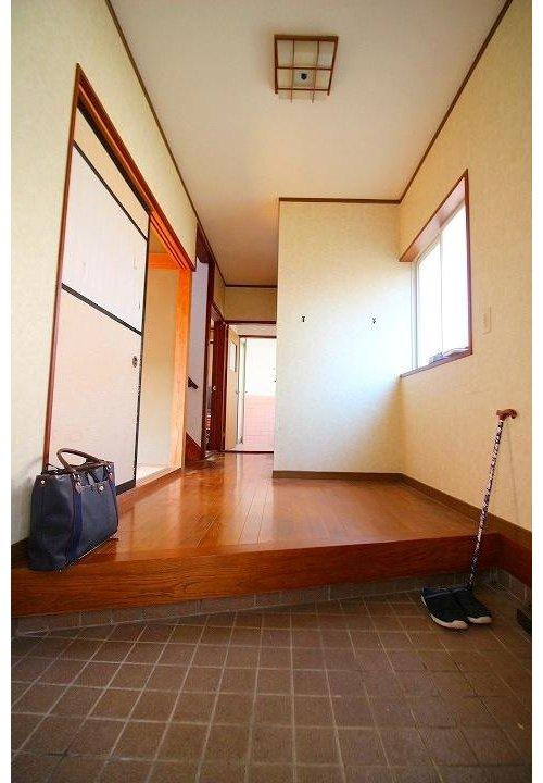 ■□■旗ヶ崎7丁目中古戸建■□■の玄関|窓もあり明るい玄関になります。