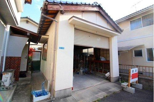 ■□■旗ヶ崎7丁目中古戸建■□■のその他|シャッター付車庫・倉庫になります。防犯上も安心です。