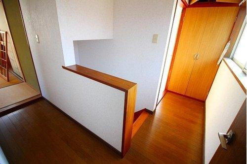 ■□■旗ヶ崎7丁目中古戸建■□■の内装|２階の廊下になります。嬉しい廊下に収納もございます。
