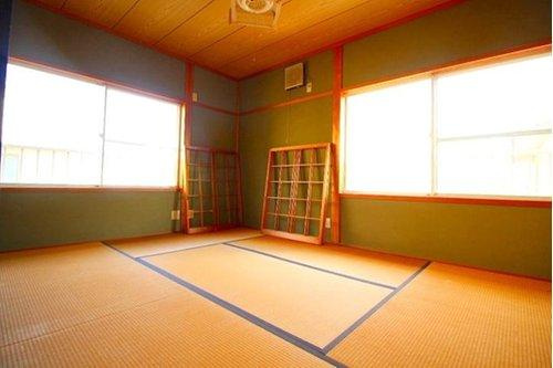 ■□■旗ヶ崎7丁目中古戸建■□■の内装|２階和室６帖になります。２面に大きな窓もあり通風も良好です。