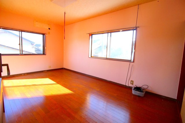 ■□■西伯郡南部町天萬中古戸建■□■の洋室|２階洋室の写真になります。窓も大きく明るいお部屋になります。