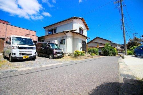 ■□■西伯郡南部町天萬中古戸建■□■の前面道路含む現地写真|前道は幅員約4ｍの公道になります。幹線道路まで、幅員4ｍを確保された道になりますので、お車の運転も安心になります。