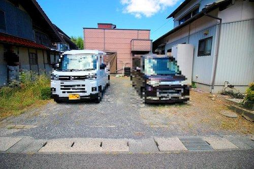■□■西伯郡南部町天萬中古戸建■□■の駐車場|ゆったり２台駐車されています。止め方次第では、３台可能（車種制限あり）