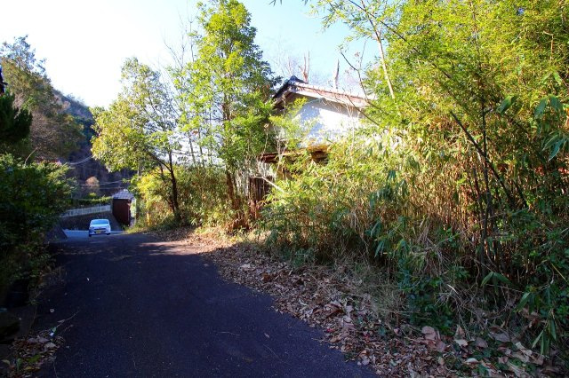 ■□■祇園町2丁目中古戸建■□■の庭|前面道路幅員約4ｍの道路になります。国道9号線から対象地までの道中も約4ｍの道路で入りやすい環境になります。