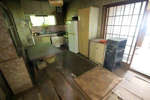 ■□■祇園町2丁目中古戸建■□■の居間・リビング|ダイニング約7.5帖になります。現在雨漏れが原因等で痛みがある為、改修工事が必要になります。