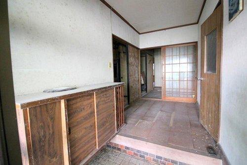 ■□■祇園町2丁目中古戸建■□■の玄関|クロス張りの玄関になります。