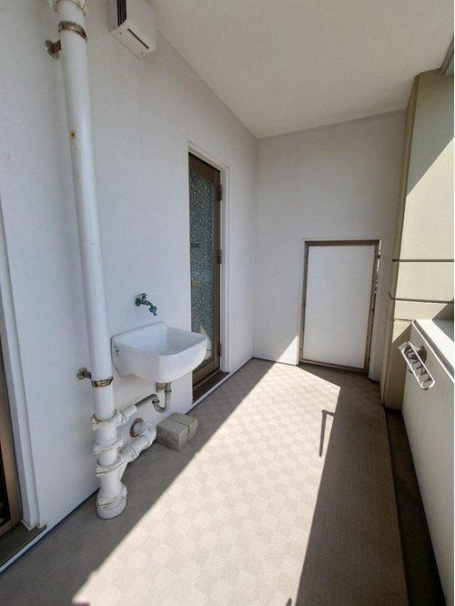 ■□フォレストコート春日町□■のバルコニー|幅のあるバルコニーなのでお茶をしたり植物の日光浴にもゆったり使えます。