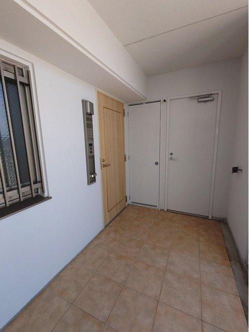 ■□フォレストコート春日町□■の玄関|玄関ポーチ。突き当りの扉からはバルコニーへ行けます。