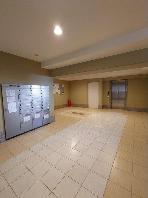 ■□フォレストコート春日町□■のエントランス|宅配ボックスがあるので留守時の配達も心配いりません。