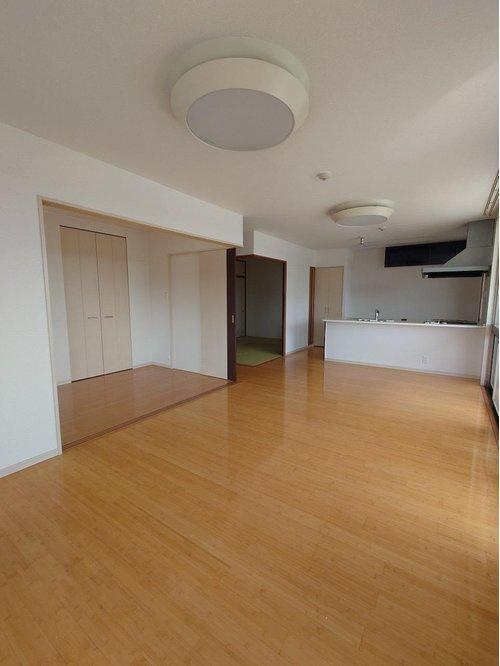 ■□フォレストコート春日町□■の居間・リビング|広々LDK！洋室、和室の扉を開けると約31帖のゆったり空間になります。