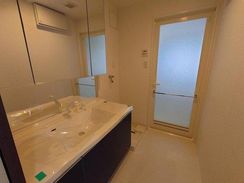 ■□フォレストコート春日町□■の洗面所|シャワー水栓つきの広々洗面台は２人並んでもストレスなく使えます。