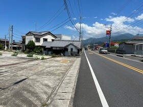 売土地の前面道路含む現地写真