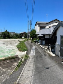 売土地の前面道路含む現地写真