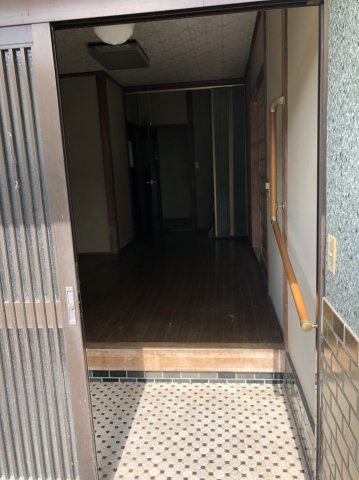 西条市安知生　中古住宅の玄関