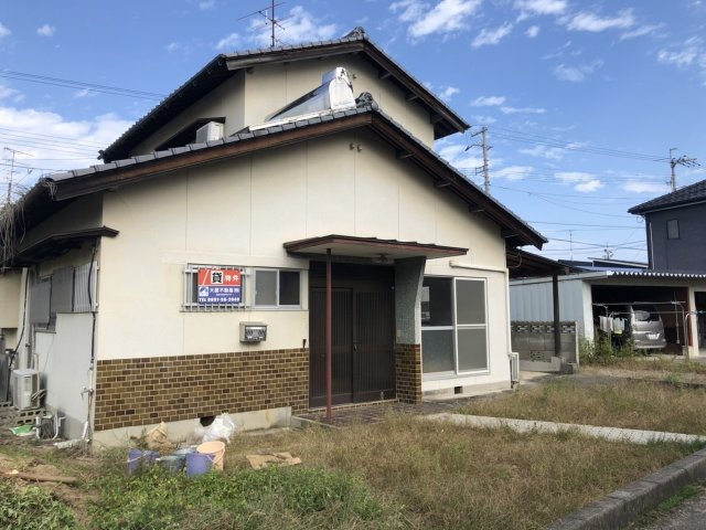 西条市安知生　中古住宅の外観