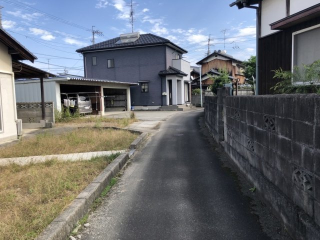 西条市安知生　中古住宅の前面道路含む現地写真